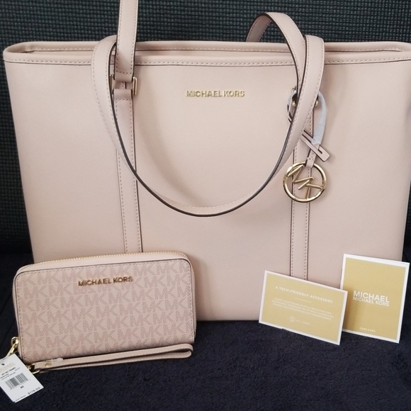 Michael Kors Handbags - 🌺SOLD🌺SOLD🌺SOLD🌺SOLD🌺SOLD🌺SOLD🌺SOLD🌺SOLD🌺